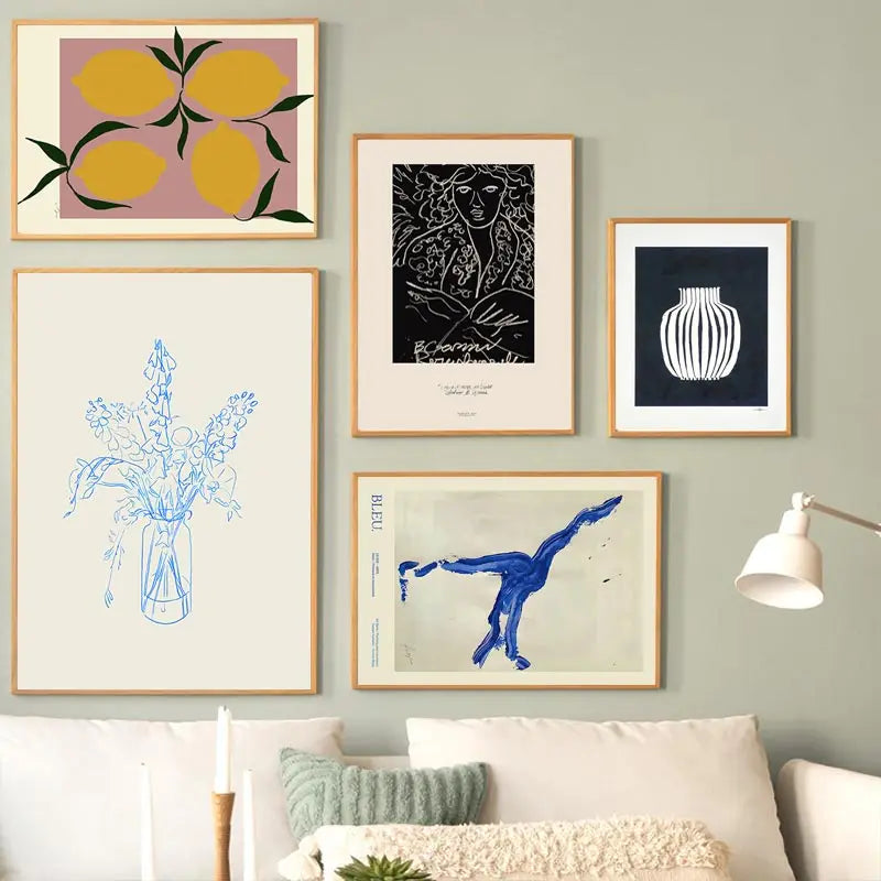 Mujer con un libro-thumbmail-5